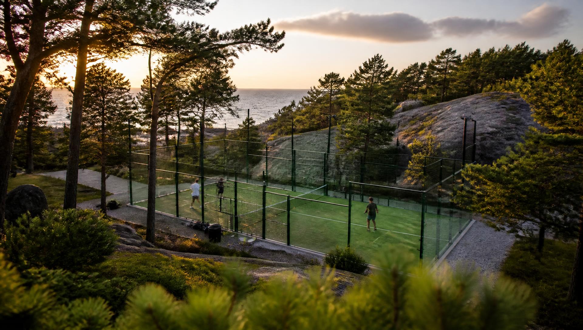 Padelbana i västkustnatur vid solnedgång på Stillingsön